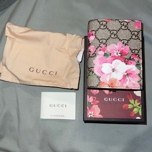 BRAND NEW Gucci floral wallet